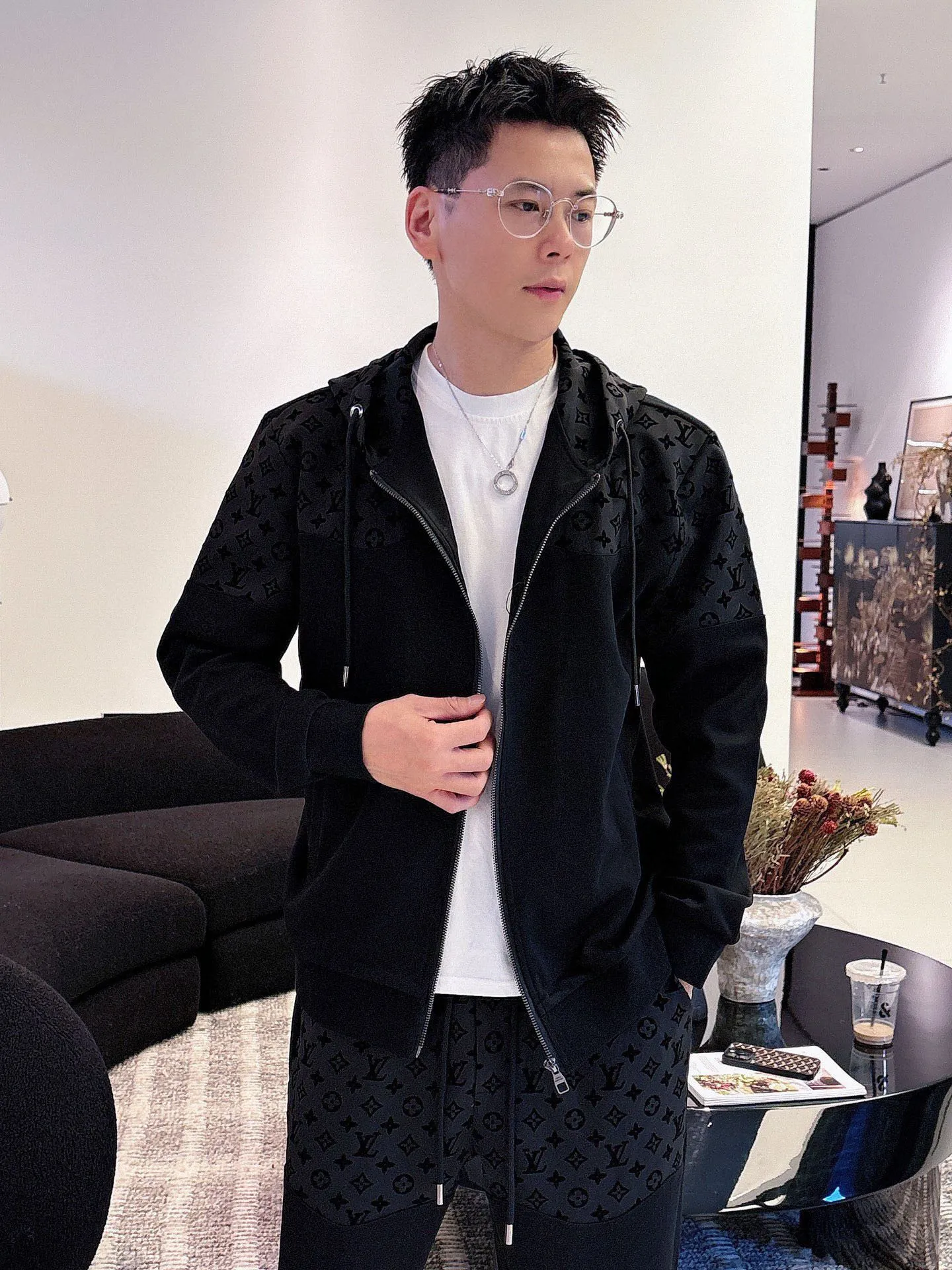 🅿️720 [LV Louis Vuitton] hot-selling suit is coming. Focus on the original version of the official website. 2025 new hot-selling cardigan and sweatshirt suit. The original order is the best. 🇭🇰The meticulous work of top designers. Just for a fitting and perfect upper body effect. All-natural high-quality Tencel Roman cotton 100%, close-fitting comfort, noble and elegant! Original hardware embodies elegance and nobility! Counter size: M-3XL (maximum wear up to 190 pounds)
